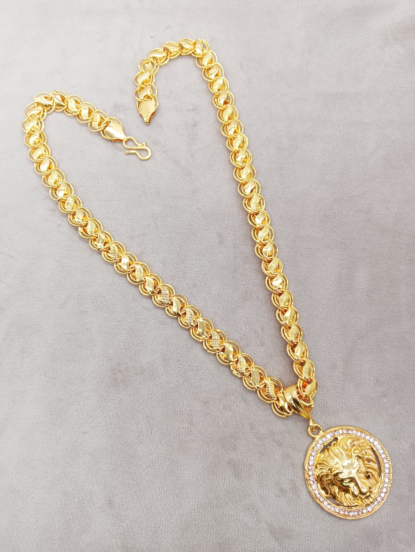 Luxurious Men's Gold Plated Lion Pendant With Chain